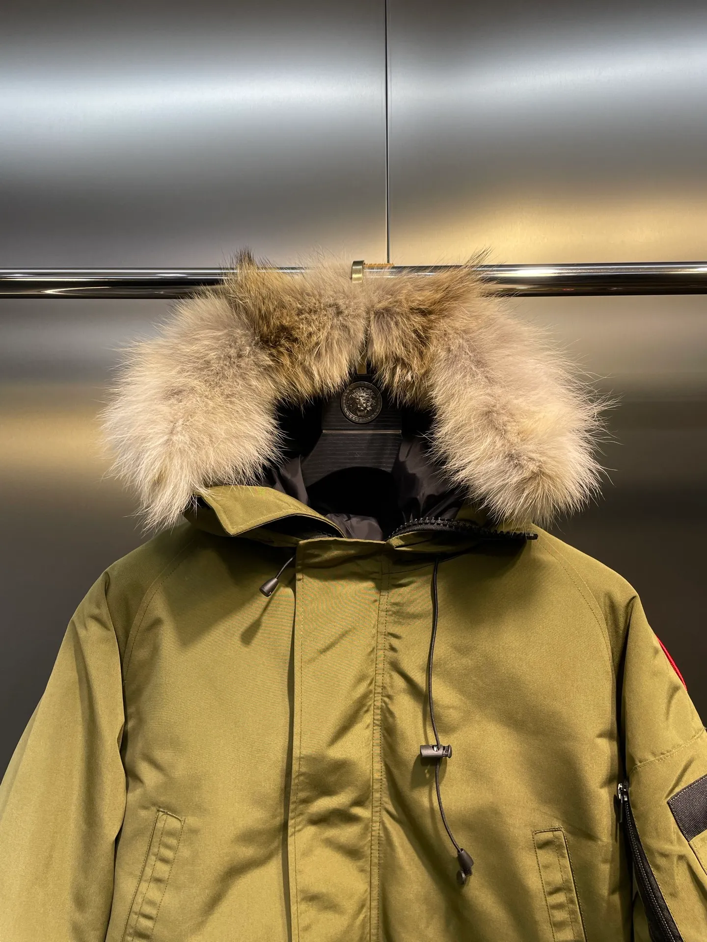 P780 high-end version Canada Goose Canada Goose #Chilliwack 7999M bomber jacket short down jacket/01 model #Men and Women Same Style# ➖ Genuine synchronous anti-counterfeiting chip sensor! ➖ Imported 21S polyester-cotton blended original fabric [last year’s 16S/18S hard fabrics have been completely eliminated, this year all use 21S genuine synchronous fabrics, the soft mid-strap feels delicate and textured], genuine synchronous Feather-Light 10D waterproof coating fabric, made of 84.5 polyester fiber and 15.5 cotton, 100% the best feel in the entire network! ➖ The genuine official website is synchronized with the national standard 80 white duck down, you can check the official website customer service, there will never be a series of misleading claims such as 90 down or goose down! ➖ Using the best nylon lining with double double-layer sealing design, velvet-proof No. 7 needle + grid-filled down ready-made garments, there is 100% no so-called velvet running! ➖ The cuffs are designed with thickened seamless threads, and the collar and pockets are lined with top-quality polar fleece to keep you warm and comfortable! ➖ Yoshida YKK provides original custom-made electroplated sliders. YKK two-way lockable zippers are tight and smooth and will not peel off paint! ➖ 3M composite guarantees that the Velcro is the same as the original, durable, and all accessories and hardware are custom-made! ➖ Imported BEHRINGER embroidery machine to customize the 10,000-needle embroidery logo, 98% of which can be reproduced to restore the original logo. You can check and compare on the official website! ➖ The fur collars are all made of large pieces of Western Canadian blue wolf hide, ensuring that each fur collar is 13-15cm wide!   Size:XS-XXL